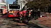 Polizei, Sanitäter und Feuerwehr neben einem Bus am Altonaer Bahnhof