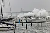 Meterhohe Wellen brechen sich an den Hafenanlagen von Schilksee in der Kieler Bucht.
