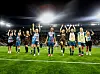 Die Spielerinnen des FC St. Pauli machen die Welle mit den Fans