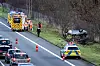 Die Unfallstelle auf der A39 bei Winsen Luhe: Der Unfallwagen liegt am Straßenrand auf dem Dach