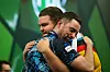 Luke Humphries tröstet Gabriel Clemens