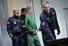 Angeklagter Ibrahim A. wird von Justiz-Beamten in Handschellen in den Gerichtssaal geführt