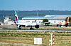 Ein Airbus der Billigfluggesellschaft Eurowings landet am Flughafen von Mallorca (Archivbild).