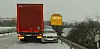 Der Lkw und der eingeklemmte PKW der bewusstlos gewordenen Fahrerin.