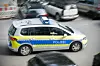 Ein Polizeiwagen fährt zum Einsatzort (Archivbild).