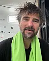 Boris Herrmann macht mit Handtuch und nassen Haaren ein Selfie