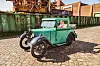 Mann in grünem BMW-Dixi-Oldtimer