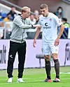 St. Pauli-Trainer Timo Schultz (l.) mit Jakov Medic, der am Freitag die Elfer-Diskussionen verursachte.