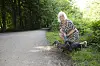 Jessica Ax-Vogel am Alsterwanderweg mit zweien ihrer Dackel