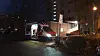 Rettungswagen vor dem Hochhaus in Rostock, aus dem der 34-Jährige mit dem Baby sprang.