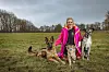 Kämpft gegen illegalen Welpenhandel: Sina Hanke (35) mit ihren drei Hunden, die ebenfalls aus dem Tierschutz stammen.