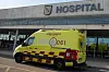 Ein Krankenwagen hält vor einem Krankenhaus auf Mallorca. (Archivbild)