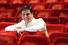 Demis Volpi sitzt auf den roten Stühlen im Zuschauerraum der Hamburger Staatsoper.