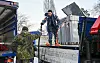 Die Bundeswehr unterstützt das Technische Hilfswerk bei der Betankung mit Diesel, der für Notstromaggregate benötigt wird.