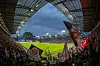 Einlauf der Teams beim letzten Derby am Millerntor im Weitwinkel
