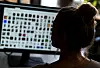 Eine Kriminaloberkommissarin sitzt vor einem Auswertungscomputer bei Ermittlungen gegen Kinderpornografie und sexuellem Missbrauch.