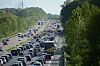 Auf dem Seitenstreifen der A1 sind Rettungskräfte im Einsatz.