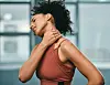 Ein steifer Nacken tritt vor allem ab dem Frühling auf.
