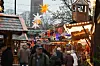 Besucher gehen über den Weihnachtsmarkt Wandsbeker Winterzauber.