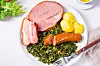 Bei den Norddeutschen beliebt: Grünkohl mit Kochwurst und Kasseler.