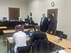 Die Angeklagten Lukas D. (l.) und Dawid B. verbergen ihre Gesicher hinter Aktendeckeln.