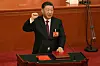 Xi Jinping mit erhobenem rechten Arm, die Hand zur Faust geballt