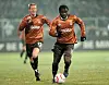 Gerald Asamoah dribbelt, Timo Schultz hinterläuft