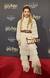 Content Creatorin Kisu post auf dem roten Teppich bei der Theater-Premiere von 'Harry Potter und das verwunschene Kind'.