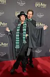 Anouschka Renzi, Schauspielerin, und ihr Partner Marc Zabinski mit Slytherin-Schals bei der Theater-Premiere.