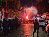 Polizei mit Pyrotechnik im Hintergrund