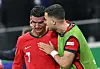 Cristiano Ronaldo wird nach seinem vergebenen Elfmeter getröstet.
