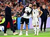 Joshua Kimmich lässt sich etwas erklären