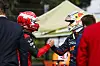 Shakehands zwischen dem Sprintsieger Max Verstappen (r.) und dem Zweiten Charles Leclerc