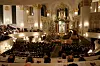 Besucher der Krippenandacht sitzen am 25.12.2014 in der Hauptkirche St. Michaelis in Hamburg.