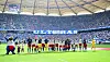 Die HSV-Profis feiern den heimsieg mit ihren Fans
