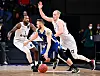 Basketballspieler der Hamburg Towers verteidigen gegen ihren Gegner aus Paris