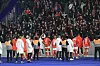 Die Lautern-Profis stellen sich nach dem Pokal-Debakel in Berlin den mitgereisten Fans