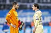 Sebastian Rudy und Oliver Baumann schauen sich an