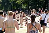 Badegäste laufen über die Liegewiese des Kaifu-Freibads.