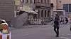 Polizeibeamte untersuchen das Umfeld eines Tatorts.
