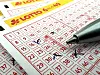 Ein Spieler füllt den „Lotto“-Tippschein aus.