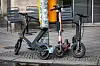 Symbolbild: Mehrere E-Scooter stehen auf dem Bürgersteig