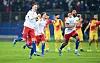 Grenzenloser Jubel: Sebastian Schonlau, Moritz Heyer und Josha Vagnoman stürmen nach dem letzten Karlsruher Elfmeter Richtung Heuer Fernandes.