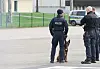 Ein Polizist mit einem Spürhund