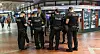 Beamte der Bundespolizei kontrollieren im Hauptbahnhof Passanten