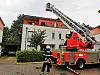 Über eine Drehleiter drangen die Retter zum Schwelbrand im Dach vor.