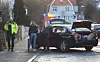 Polizisten untersuchen einen PKW in Delmenhorst, wo ein Mann auf eine Autofahrerin geschossen haben soll