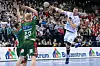 Sander Sagosen vom THW Kiel beim Torwurf gegen zwei Spieler des SC Magdeburg