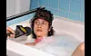 Eine Szene der Doku zeigt Peaches beim Interview in der Badewanne.