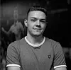 Schwarz-Weiß-Bild von DAZN-Kommentator Christian Scherpe